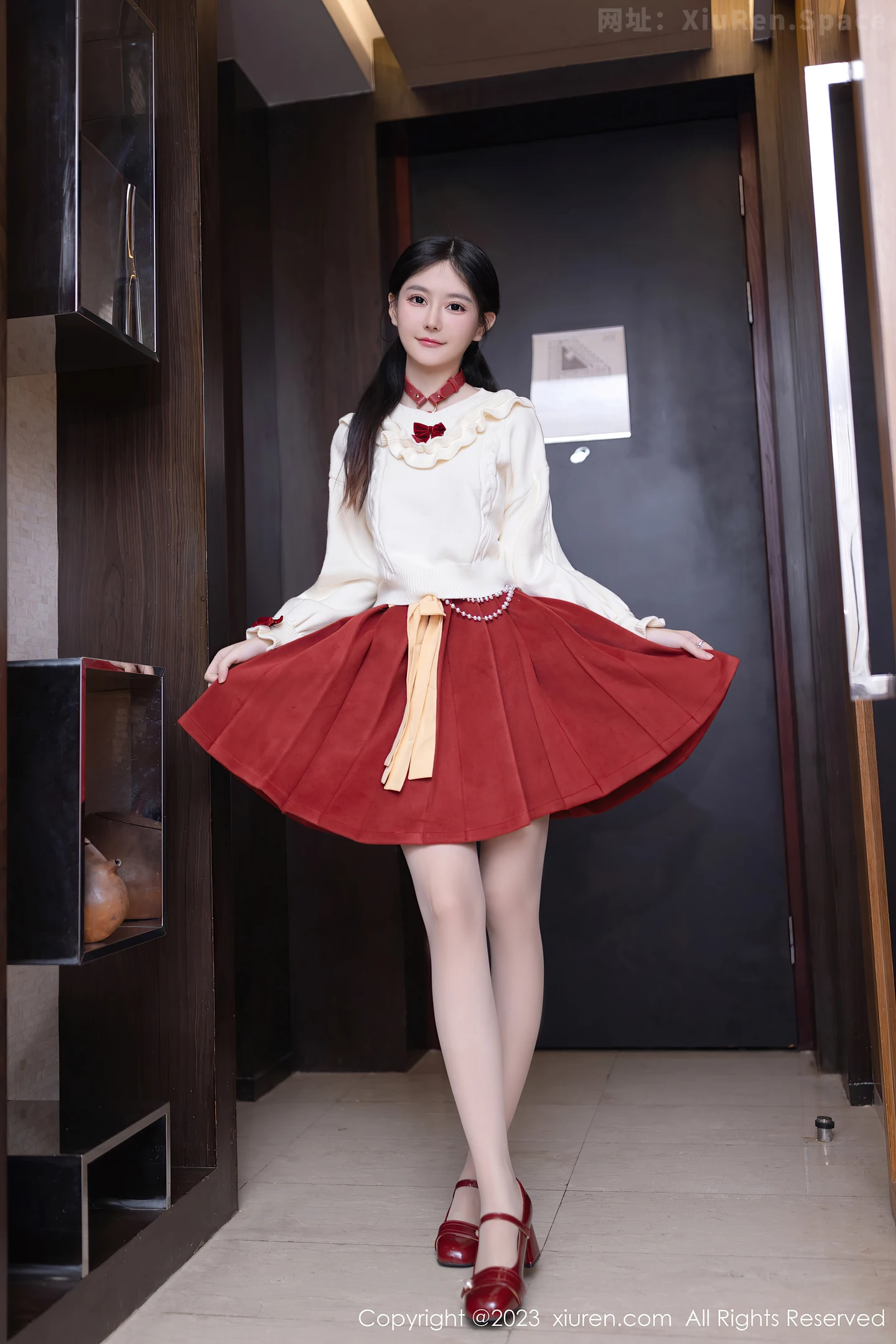 图片[2]-[XiuRen秀人网]VOL.7890 模特幼幼红色裙子露性感红色情趣饰品秀火辣身材极致诱惑写真80P-秀人网官方网站